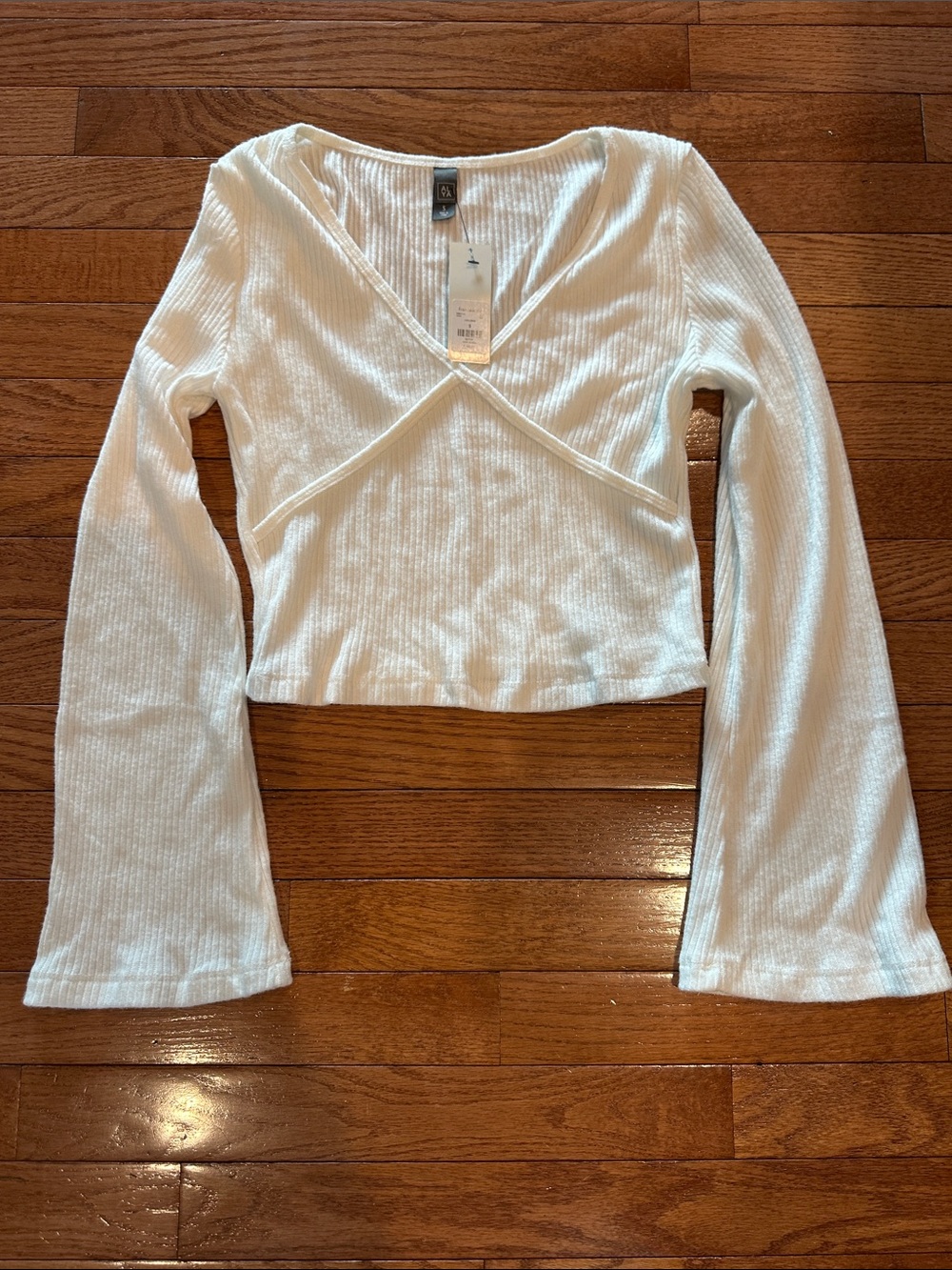 Alya Francesca’s ribbed V-Neck Long Sleeve Crop Top - White size small NWT